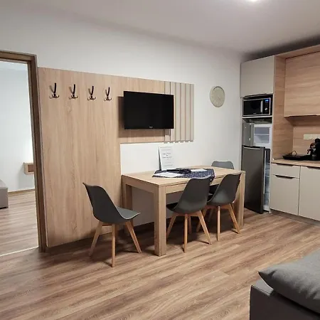 Csaladi Kikoeto * Jula