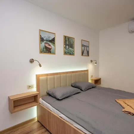 Csaladi Kikoeto * Jula