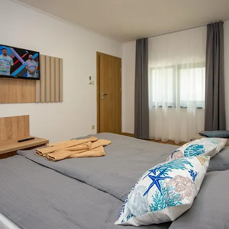 Csaladi Kikoeto Jula