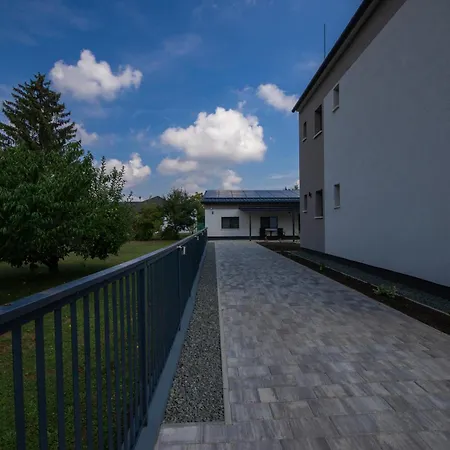 Csaladi Kikoeto Apartament Jula