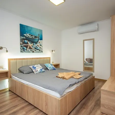 Csaladi Kikoeto * Jula