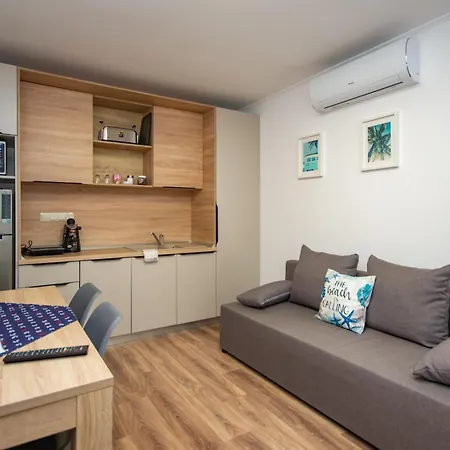 Csaladi Kikoeto Jula