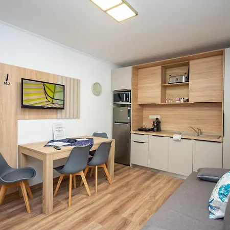 Csaladi Kikoeto * Jula