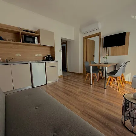 Csaladi Kikoeto Apartment *